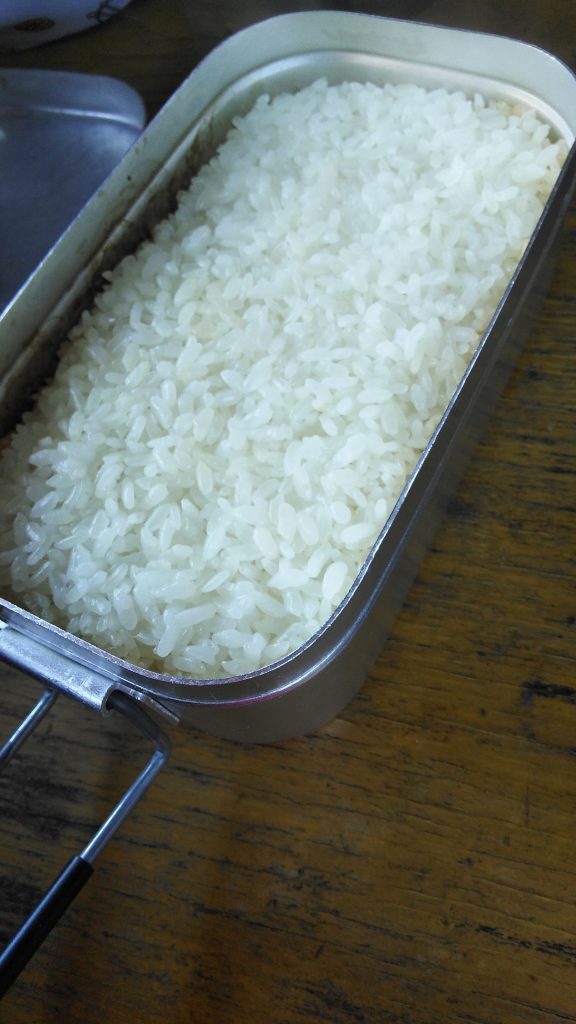 メスティンで炊いたお米。少し焦げている