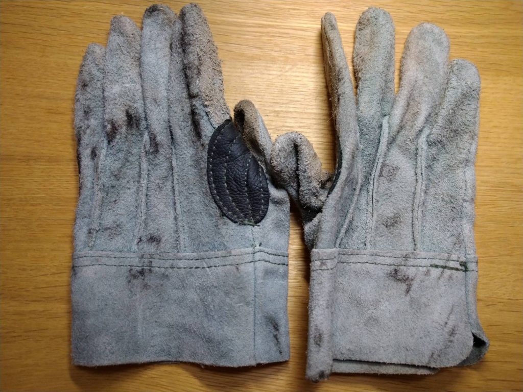 ワークマンの手袋。使い込んだ証がこの汚れです