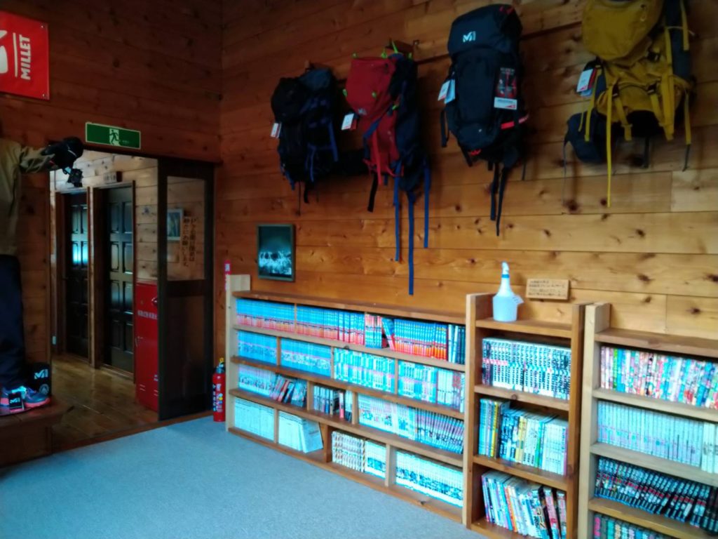 赤岳鉱泉の談話室。本や漫画、雑誌がたくさん置いてある