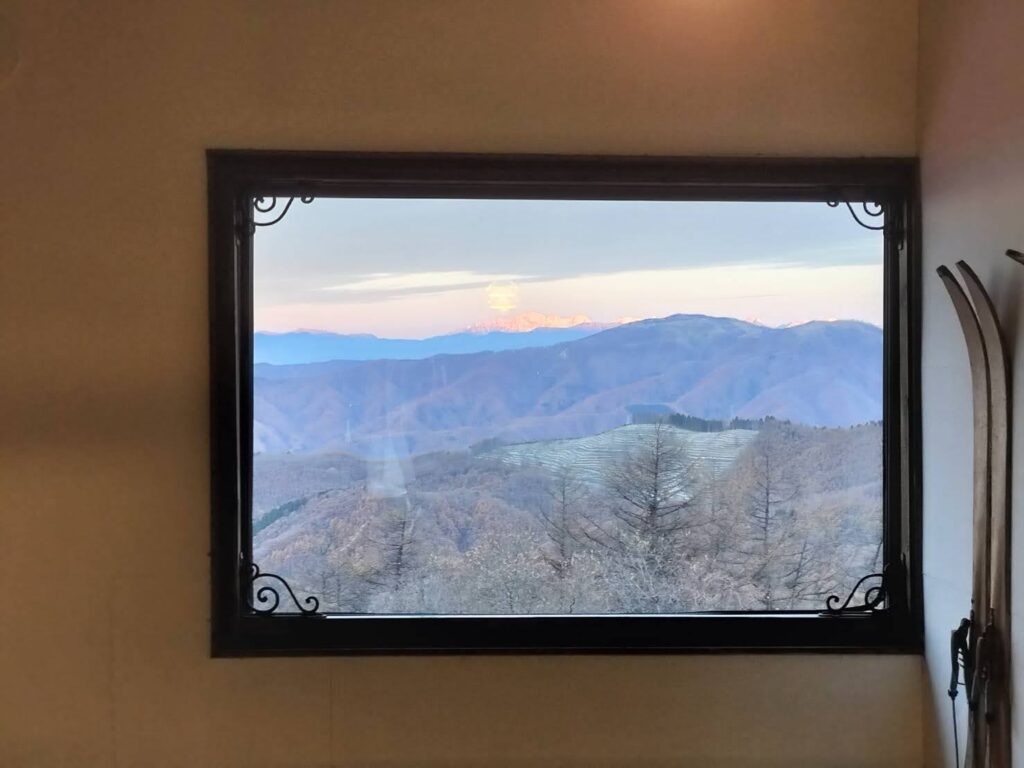 絵？いえいえ、これは窓なのです