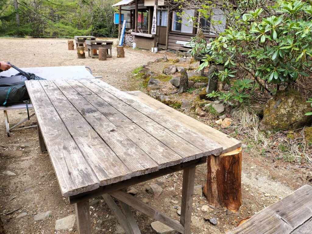 外にはベンチとテーブルもあり、晴れた日ではここで食事をとることもできそうです