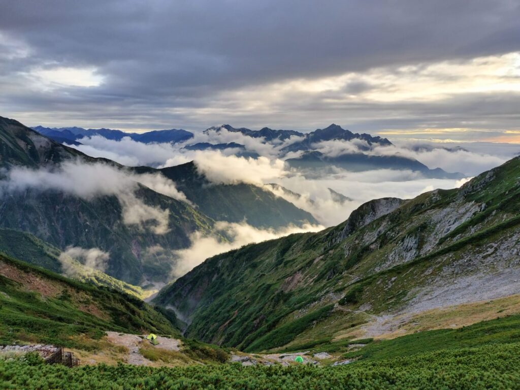 唐松岳頂上山荘から見た景色