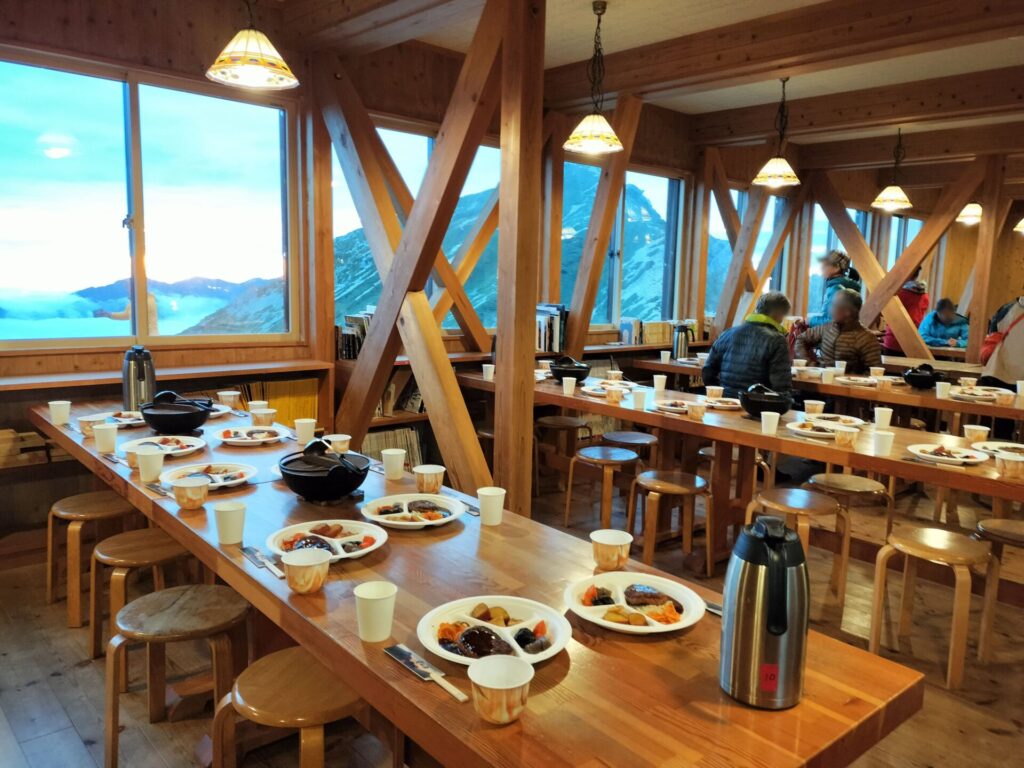 食堂の景色の良さがこの山小屋の魅力