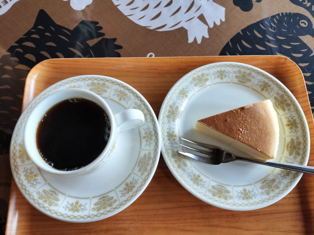 喫茶サンルームのチーズケーキとコーヒー