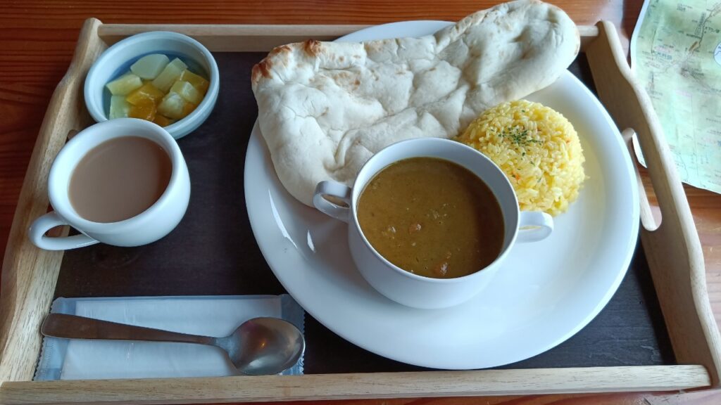 ナン付きカレー。カレーは味が選べるらしい