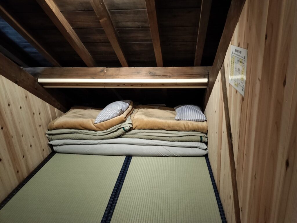 二人部屋。一人部屋だと一回り小さくなる