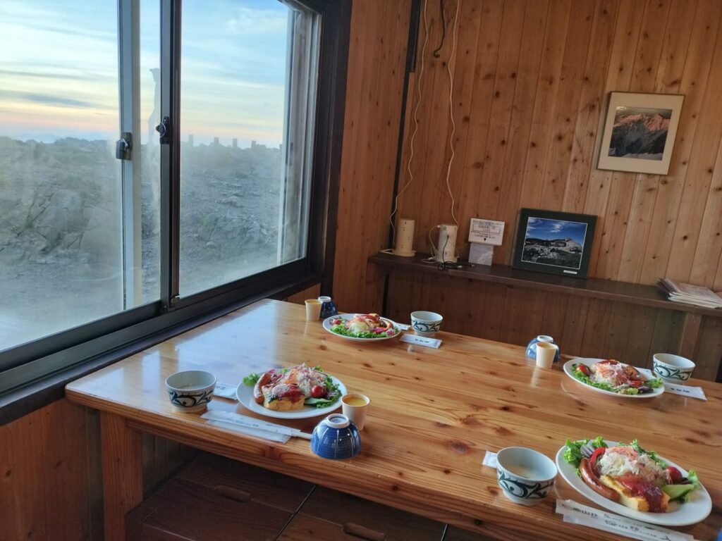 食堂の様子。朝ごはんの風景