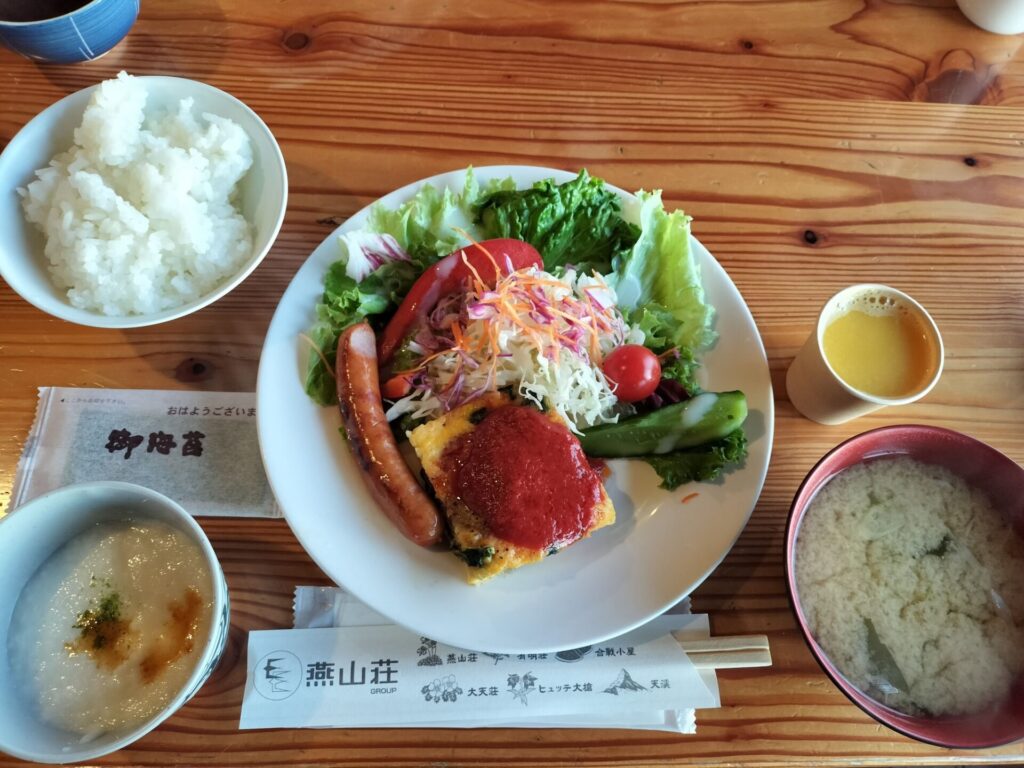 朝ごはんは色とりどりの野菜が鮮やか