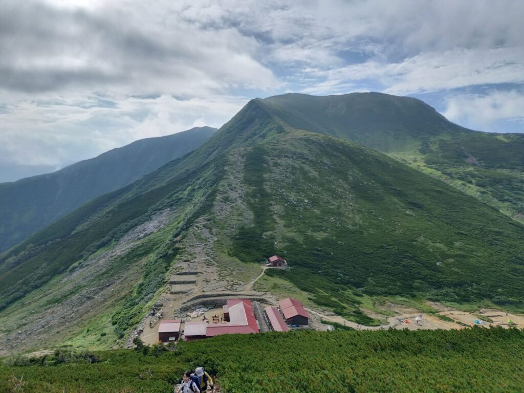 双六岳から見た双六小屋