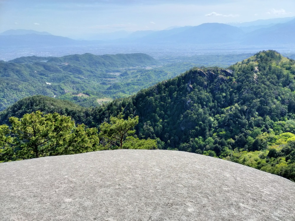 羅漢寺山。鎖も一応あるのですが、スニーカーなら行けそうかと思います