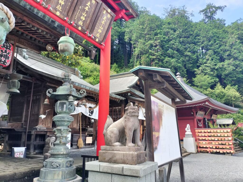 大平山神社の狛犬ちゃん、頭からぴこっと出ててかわいい