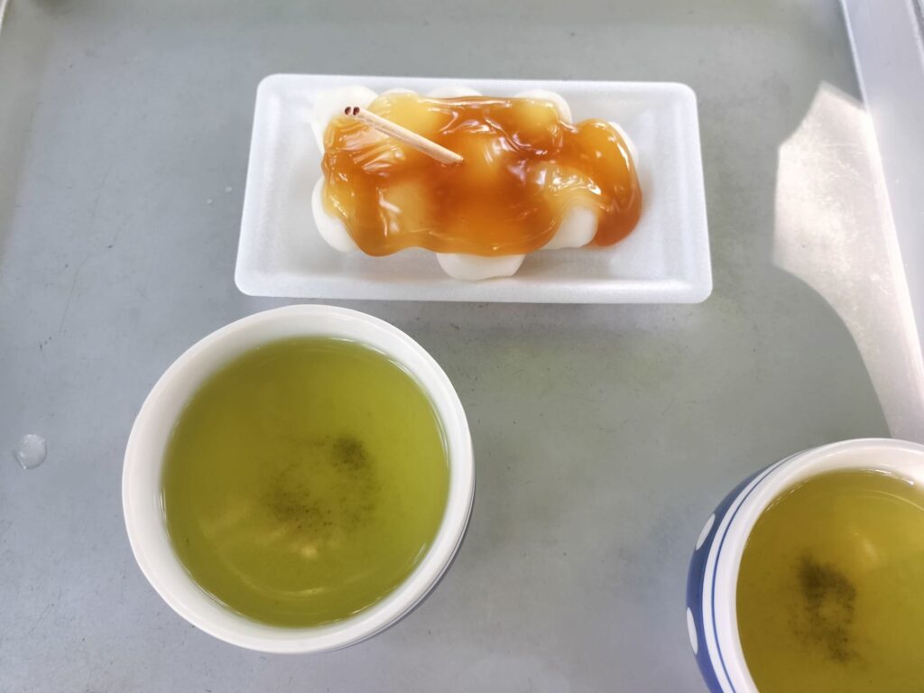 いづみ屋さんではお茶を二人分くれました