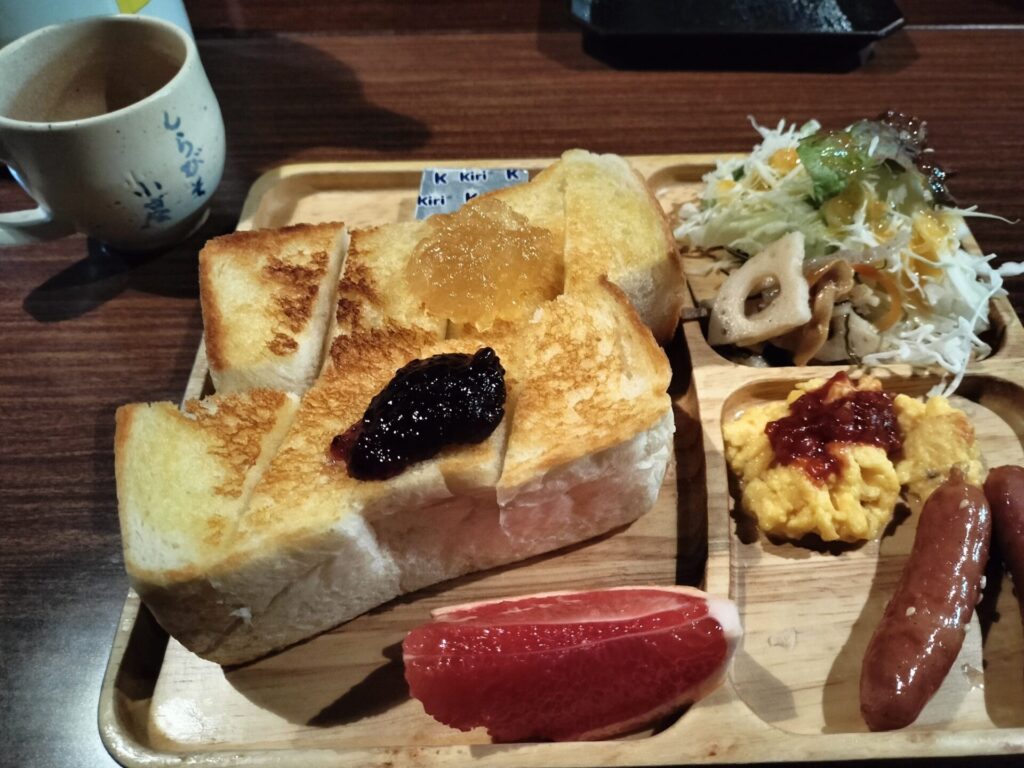 宿泊者限定の厚切りトースト。ほんわりバターの香り