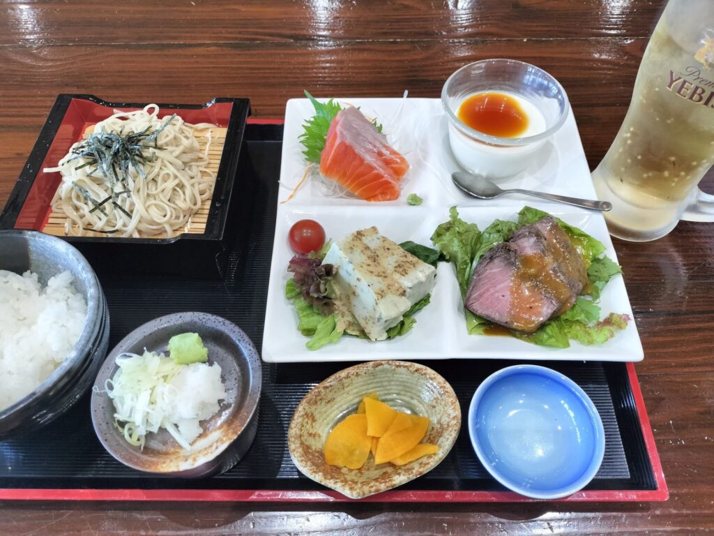 八峰の湯(ヤッホーの湯)のごはん。信州湾プレート御膳。ごはんの種類はかなりたくさんありました。