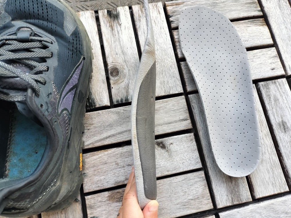 ホシノのインソールの側面。この黒い部分が硬くなっており、サポート力がありますが、その分高さが出ます