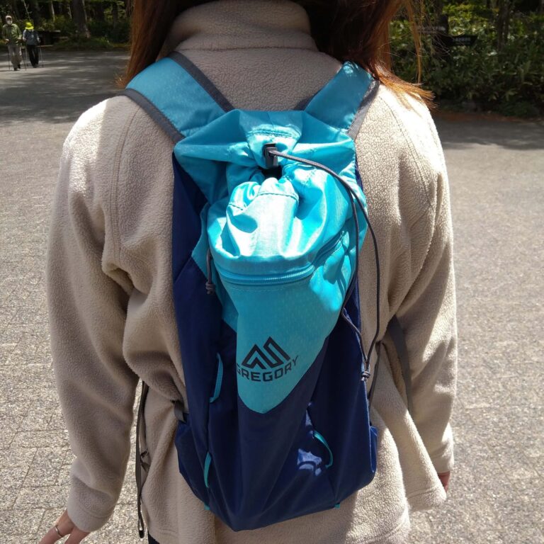 DEVA60についているアタックザック。街中では浮き、サイズも小さいので防寒着は入らない