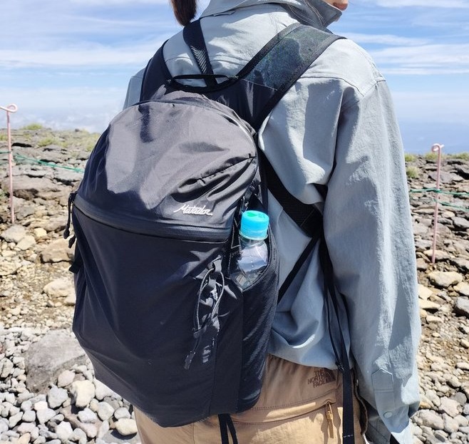 サイドポケットが深く、安定感もあり優秀。紐で落ちないように止めることもできる