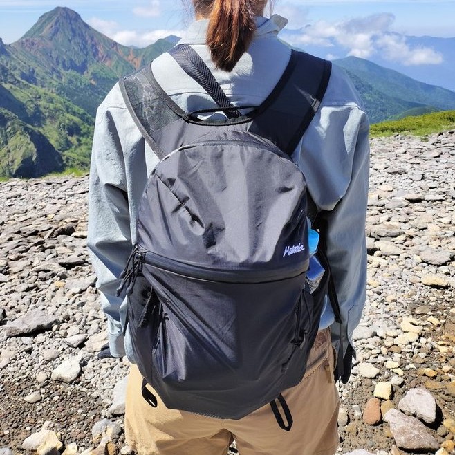 面で支える幅広ストラップ。耐水フロントポケットに小物も入る