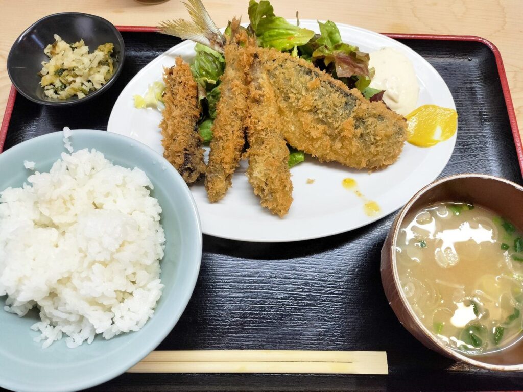 つく志さんにて魚のフライ定食をいただきました。揚げ物はもたれることがあるのですが、このフライはふわふわで、ペロリでした。