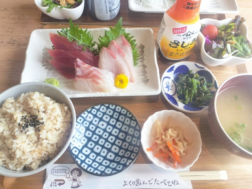 逗子キッチン。玄米を選ぶこともできました。体にやさしいごはんが染みます。お刺身定食をいただきました。